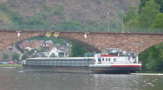Ausflugsschiff am Mainufer in Miltenberg