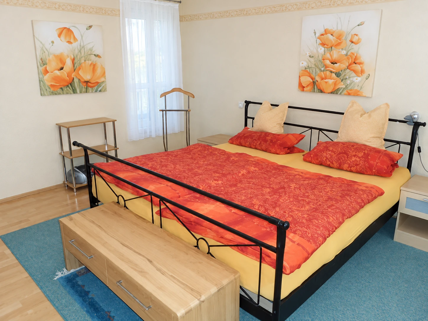 Schlafzimmer der Ferienwohnung mit Doppelbett