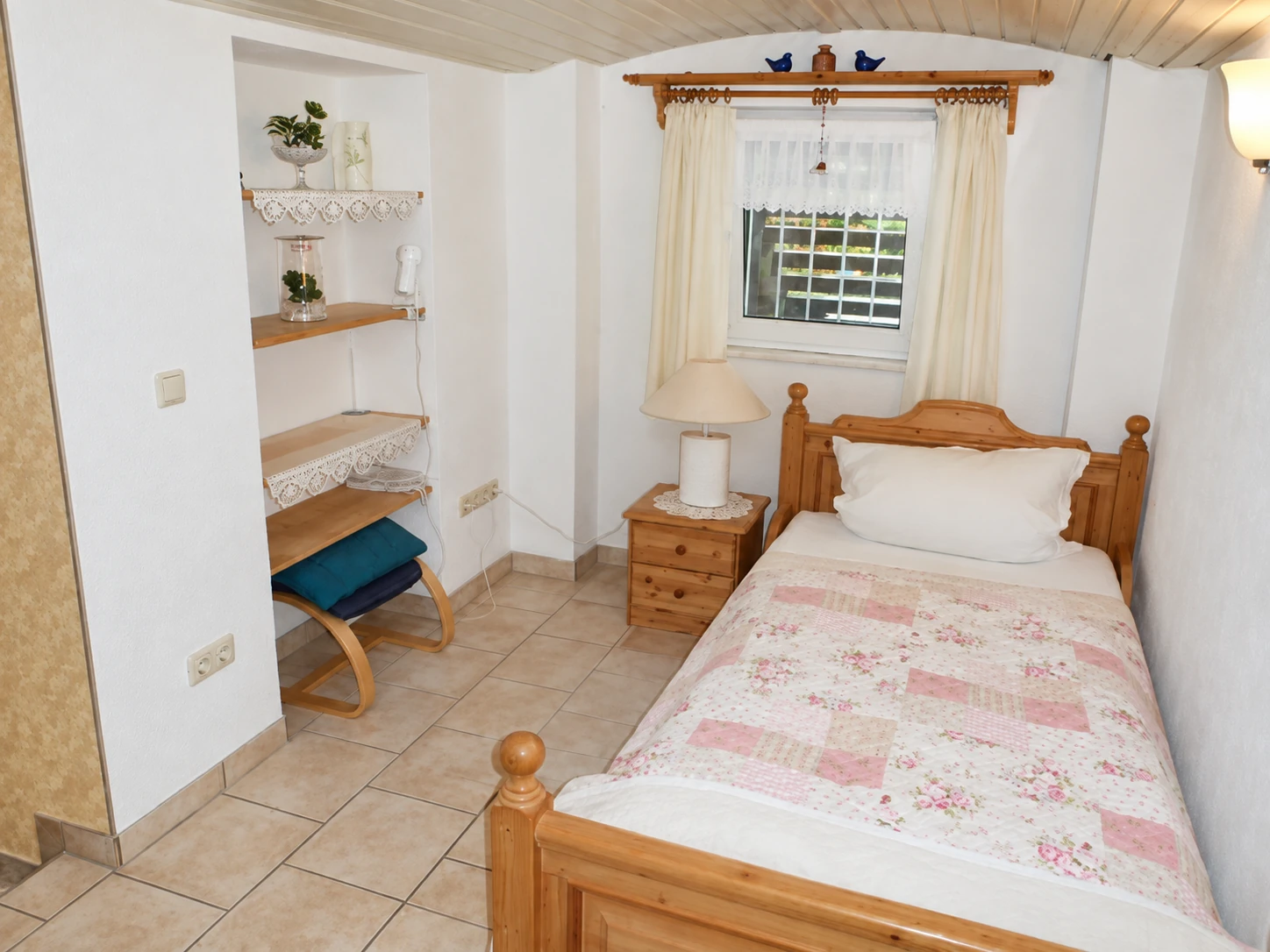 Zweites Schlafzimmer mit Einzelbett und Fenster